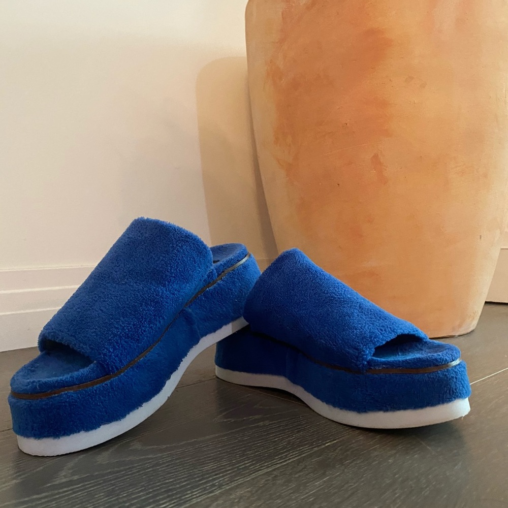 Jane and the Shoe sandal